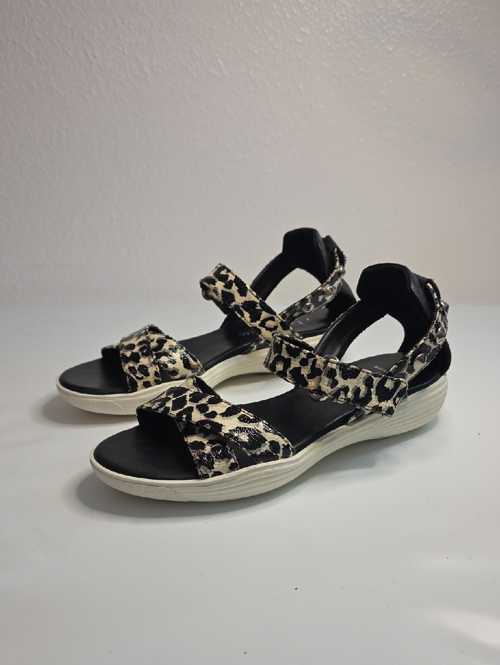 AQUATALIA SPORTY SNAKE PRINT CRISS CROSS STRAP SANDALS WOMENS SIZE 7 VGUC